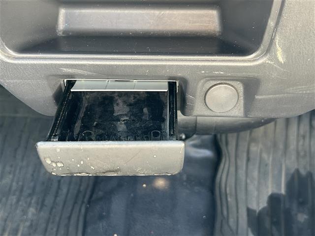 サンバートラック ＴＢ　ワンオーナー　禁煙車　ＭＴ車　４ＷＤ　純正オーディオ　エアコン　パワーステアリング　純正フロアマット　ヘッドライトレベライザー　取扱説明書　保証書（13枚目）