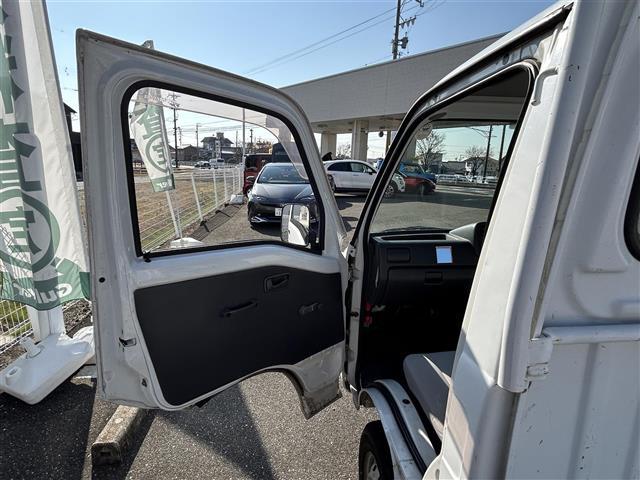 サンバートラック ＴＢ　ワンオーナー　禁煙車　ＭＴ車　４ＷＤ　純正オーディオ　エアコン　パワーステアリング　純正フロアマット　ヘッドライトレベライザー　取扱説明書　保証書（14枚目）