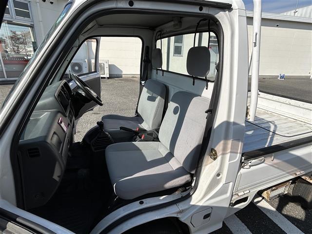 サンバートラック ＴＢ　ワンオーナー　禁煙車　ＭＴ車　４ＷＤ　純正オーディオ　エアコン　パワーステアリング　純正フロアマット　ヘッドライトレベライザー　取扱説明書　保証書（16枚目）