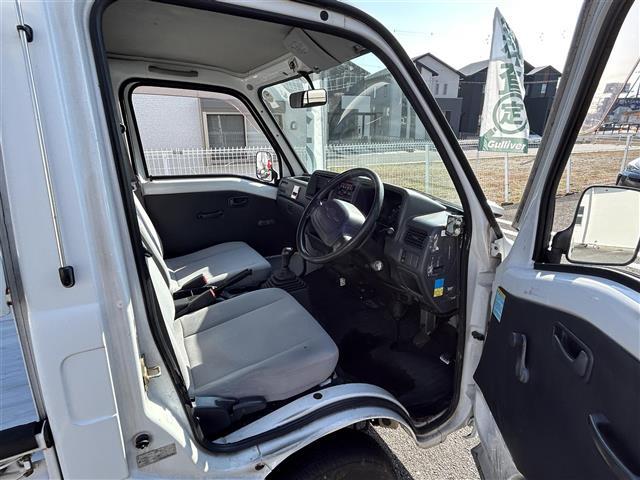 サンバートラック ＴＢ　ワンオーナー　禁煙車　ＭＴ車　４ＷＤ　純正オーディオ　エアコン　パワーステアリング　純正フロアマット　ヘッドライトレベライザー　取扱説明書　保証書（19枚目）