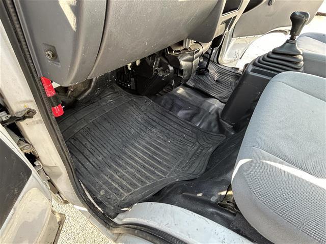 サンバートラック ＴＢ　ワンオーナー　禁煙車　ＭＴ車　４ＷＤ　純正オーディオ　エアコン　パワーステアリング　純正フロアマット　ヘッドライトレベライザー　取扱説明書　保証書（20枚目）