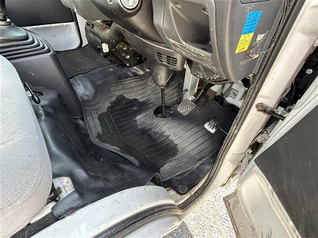 サンバートラック ＴＢ　ワンオーナー　禁煙車　ＭＴ車　４ＷＤ　純正オーディオ　エアコン　パワーステアリング　純正フロアマット　ヘッドライトレベライザー　取扱説明書　保証書（21枚目）