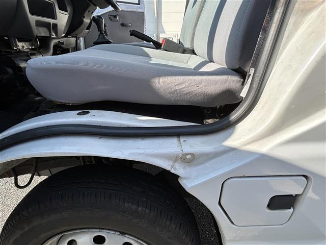 サンバートラック ＴＢ　ワンオーナー　禁煙車　ＭＴ車　４ＷＤ　純正オーディオ　エアコン　パワーステアリング　純正フロアマット　ヘッドライトレベライザー　取扱説明書　保証書（22枚目）