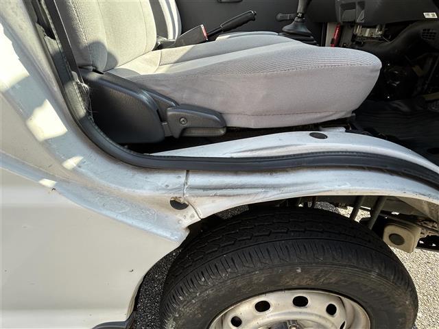 サンバートラック ＴＢ　ワンオーナー　禁煙車　ＭＴ車　４ＷＤ　純正オーディオ　エアコン　パワーステアリング　純正フロアマット　ヘッドライトレベライザー　取扱説明書　保証書（23枚目）