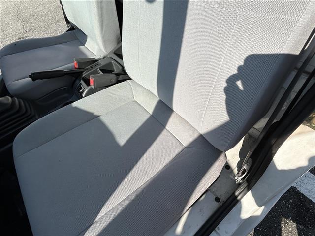 サンバートラック ＴＢ　ワンオーナー　禁煙車　ＭＴ車　４ＷＤ　純正オーディオ　エアコン　パワーステアリング　純正フロアマット　ヘッドライトレベライザー　取扱説明書　保証書（24枚目）