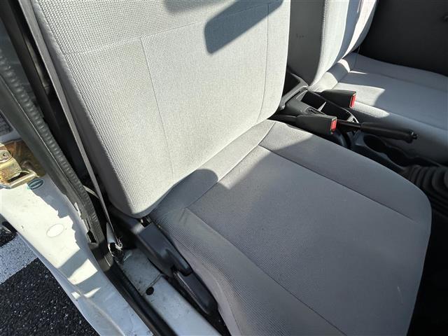 サンバートラック ＴＢ　ワンオーナー　禁煙車　ＭＴ車　４ＷＤ　純正オーディオ　エアコン　パワーステアリング　純正フロアマット　ヘッドライトレベライザー　取扱説明書　保証書（25枚目）