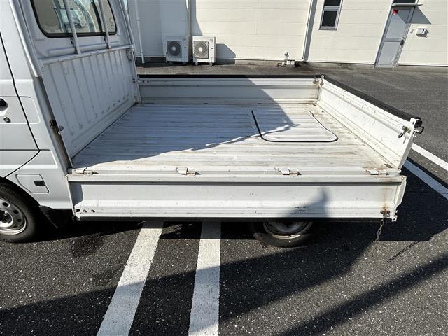 サンバートラック ＴＢ　ワンオーナー　禁煙車　ＭＴ車　４ＷＤ　純正オーディオ　エアコン　パワーステアリング　純正フロアマット　ヘッドライトレベライザー　取扱説明書　保証書（28枚目）