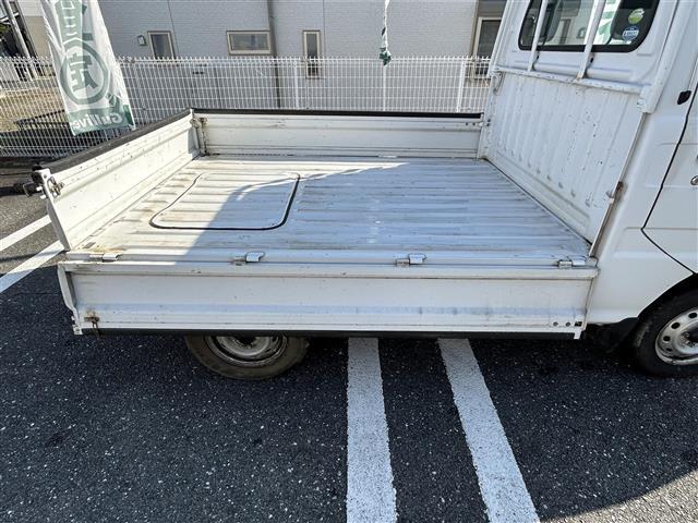 サンバートラック ＴＢ　ワンオーナー　禁煙車　ＭＴ車　４ＷＤ　純正オーディオ　エアコン　パワーステアリング　純正フロアマット　ヘッドライトレベライザー　取扱説明書　保証書（29枚目）