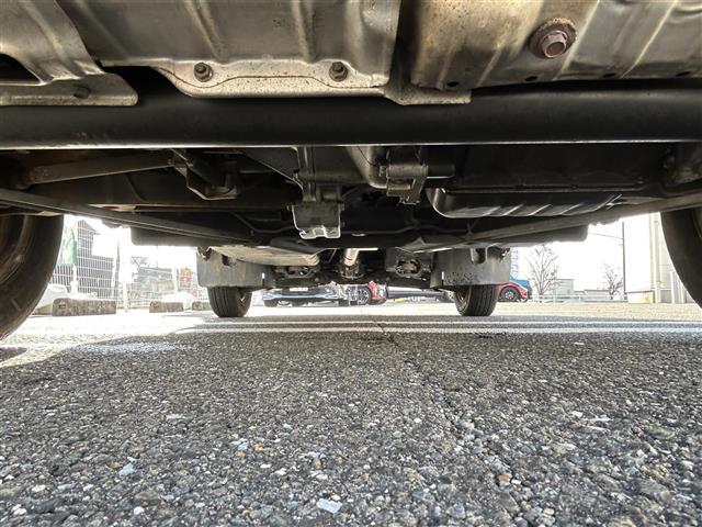 サンバートラック ＴＢ　ワンオーナー　禁煙車　ＭＴ車　４ＷＤ　純正オーディオ　エアコン　パワーステアリング　純正フロアマット　ヘッドライトレベライザー　取扱説明書　保証書（41枚目）