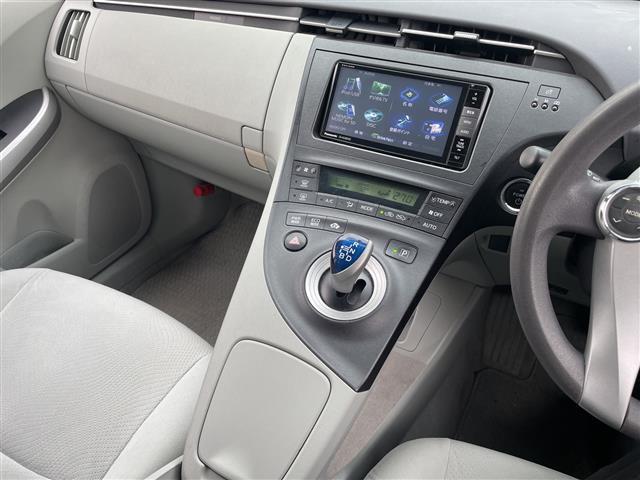 プリウス S 禁煙車 パナソニックナビ フルセグ Bluetooth バックカメラ ビルドインETC プッシュスタート/スマートキー スペアキー AUTOライト 取扱説明書 保証書(11枚目)