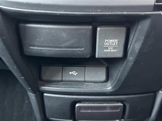 ステップワゴンスパーダ スパーダ　ホンダセンシング　純正９インチナビ（ＣＤ／ＤＶＤ／ＢＴ／フルセグ）☆バックカメラ☆フリップダウンモニター☆衝突軽減システム☆レーンアシスト☆レーダークルーズ☆ＥＴＣ☆両側パワースライドドア☆パドルシフト（3枚目）