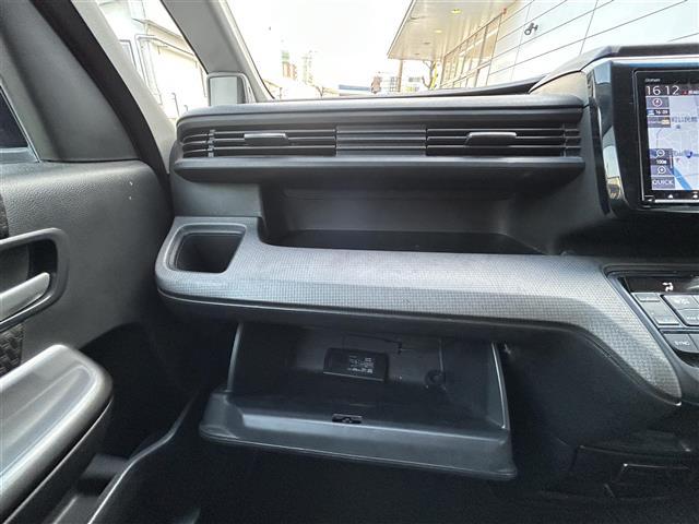 ステップワゴンスパーダ スパーダ　ホンダセンシング　純正９インチナビ（ＣＤ／ＤＶＤ／ＢＴ／フルセグ）☆バックカメラ☆フリップダウンモニター☆衝突軽減システム☆レーンアシスト☆レーダークルーズ☆ＥＴＣ☆両側パワースライドドア☆パドルシフト（8枚目）