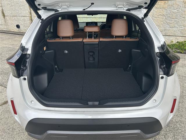 ヤリスクロス ハイブリッドZ アドベンチャー ワンオーナー☆純正ディスプレイオーディオ(Bluetooth/フルセグ)☆バックカメラ☆衝突軽減システム☆レーンアシスト☆BSM☆ACC☆ETC☆ハーフレザーシート☆パワーシート☆シートヒーター(12枚目)