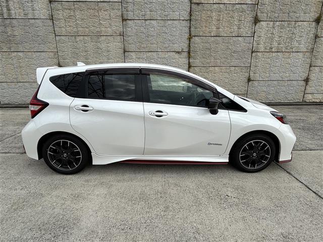 ノート ｅ－パワー　ニスモ　純正メモリナビ（ＣＤ／ＢＤ／ＢＴ／フルセグ）☆バックカメラ☆衝突軽減システム☆レーンアシスト☆オートライト☆ＥＴＣ☆スマートキー☆プッシュスタート☆電動格納ミラー☆純正１６インチＡＷ（10枚目）