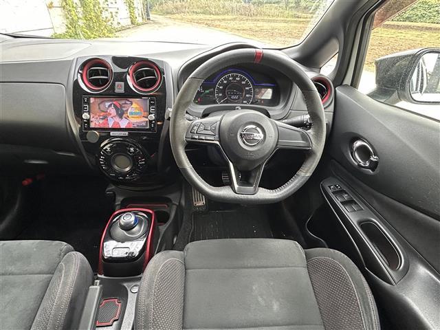 ノート ｅ－パワー　ニスモ　純正メモリナビ（ＣＤ／ＢＤ／ＢＴ／フルセグ）☆バックカメラ☆衝突軽減システム☆レーンアシスト☆オートライト☆ＥＴＣ☆スマートキー☆プッシュスタート☆電動格納ミラー☆純正１６インチＡＷ（19枚目）