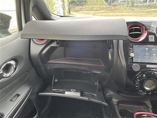 ノート ｅ－パワー　ニスモ　純正メモリナビ（ＣＤ／ＢＤ／ＢＴ／フルセグ）☆バックカメラ☆衝突軽減システム☆レーンアシスト☆オートライト☆ＥＴＣ☆スマートキー☆プッシュスタート☆電動格納ミラー☆純正１６インチＡＷ（38枚目）