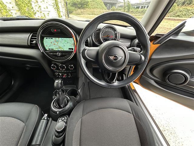 ＭＩＮＩ クーパー　純正ＨＤＤナビ（Ｂｌｕｅｔｏｏｔｈ／ＡＵＸ）☆ＥＴＣ☆アイドリングストップ☆電動格納ミラー☆プッシュスタート☆ＭＴモード☆純正１５インチＡＷ（19枚目）