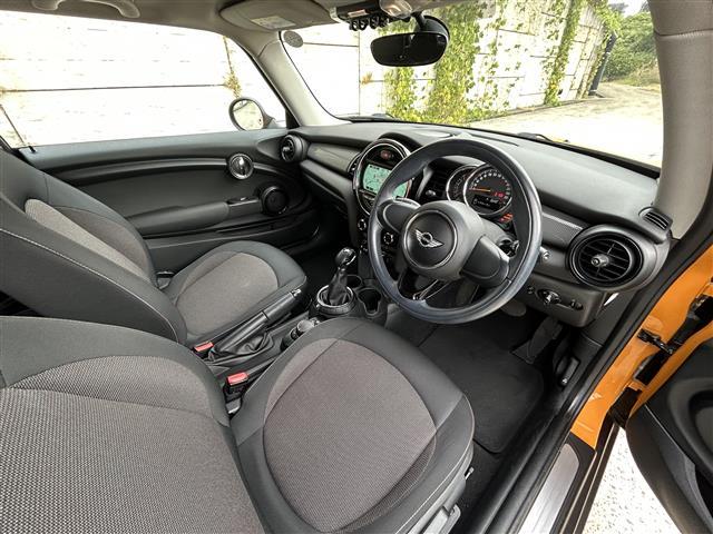 ＭＩＮＩ クーパー　純正ＨＤＤナビ（Ｂｌｕｅｔｏｏｔｈ／ＡＵＸ）☆ＥＴＣ☆アイドリングストップ☆電動格納ミラー☆プッシュスタート☆ＭＴモード☆純正１５インチＡＷ（20枚目）