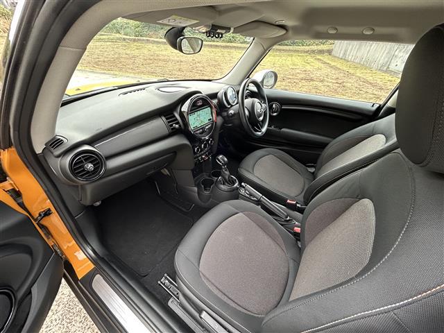 ＭＩＮＩ クーパー　純正ＨＤＤナビ（Ｂｌｕｅｔｏｏｔｈ／ＡＵＸ）☆ＥＴＣ☆アイドリングストップ☆電動格納ミラー☆プッシュスタート☆ＭＴモード☆純正１５インチＡＷ（23枚目）