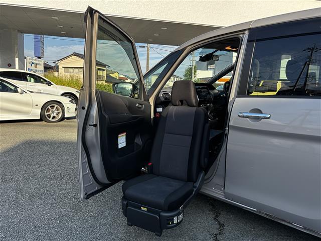 セレナ Ｘ　福祉車両／サイドリフト＋リア全自動リフター／１オーナー／純９型ナビ／全方位カメラ／前後ドラレコ／エマージェンシーブレーキ／車線逸脱警報／コーナーセンサー／ＢＳＭ／クルコン／両パワスラ／ＥＴＣ２．０（3枚目）