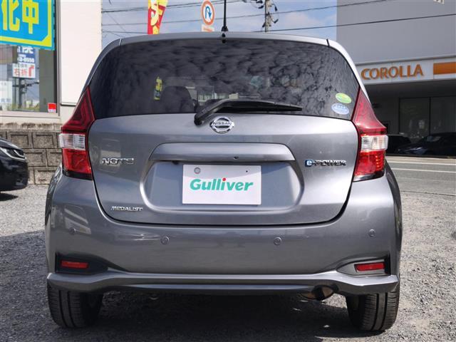 ノート ｅ－パワー　メダリスト　純正ナビ／アラウンドビューモニター／インテリジェントルームミラー／エマージェンシーブレーキ／レーンキープアシスト／踏み間違い防止／ハーフレザーシート／オートＬＥＤヘッドライト／ＥＴＣ／純正１５ＡＷ（5枚目）