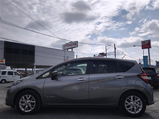 ノート ｅ－パワー　メダリスト　純正ナビ／アラウンドビューモニター／インテリジェントルームミラー／エマージェンシーブレーキ／レーンキープアシスト／踏み間違い防止／ハーフレザーシート／オートＬＥＤヘッドライト／ＥＴＣ／純正１５ＡＷ（6枚目）