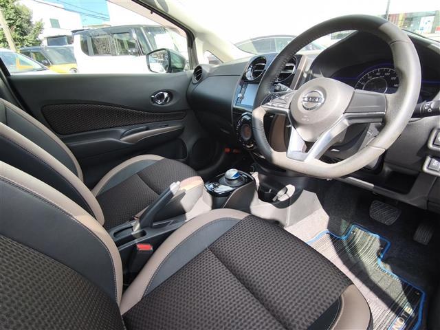 ノート ｅ－パワー　メダリスト　純正ナビ／アラウンドビューモニター／インテリジェントルームミラー／エマージェンシーブレーキ／レーンキープアシスト／踏み間違い防止／ハーフレザーシート／オートＬＥＤヘッドライト／ＥＴＣ／純正１５ＡＷ（13枚目）