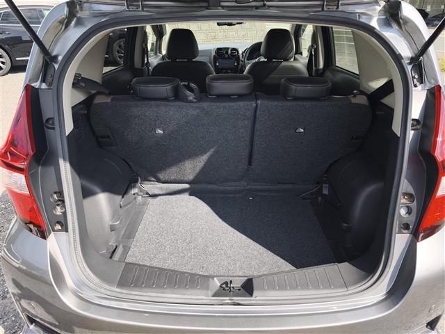 ノート ｅ－パワー　メダリスト　純正ナビ／アラウンドビューモニター／インテリジェントルームミラー／エマージェンシーブレーキ／レーンキープアシスト／踏み間違い防止／ハーフレザーシート／オートＬＥＤヘッドライト／ＥＴＣ／純正１５ＡＷ（17枚目）