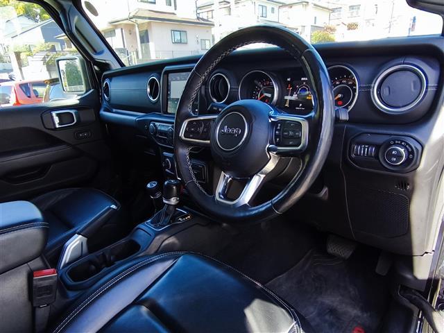 ジープ・ラングラーアンリミテッド サハラ 純正ナビ/バックカメラ/ALPINEスピーカ/アダプティブクルーズコントロール/革シート/シートヒーター/革巻きステアリング/ステアリングスイッチ/LEDオートライト/コーナーセンサー/ETC/BT(13枚目)