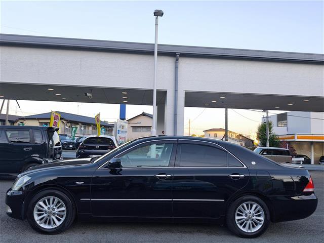 クラウン ロイヤルサルーン 純正ナビ/TV/CD/DVD/バックカメラ/クルーズコントロール/レザーシート/全席パワーシート/プッシュスタート/スマートキー/ETC/オートライト/革巻きステアリング/ABS/盗難防止装置(6枚目)