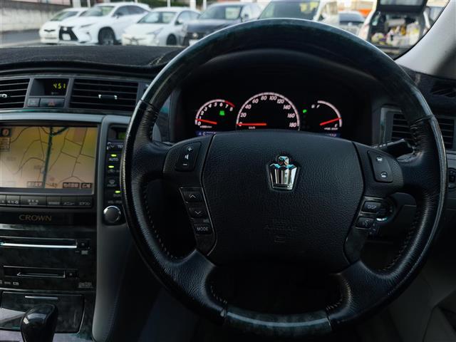 クラウン ロイヤルサルーン 純正ナビ/TV/CD/DVD/バックカメラ/クルーズコントロール/レザーシート/全席パワーシート/プッシュスタート/スマートキー/ETC/オートライト/革巻きステアリング/ABS/盗難防止装置(9枚目)