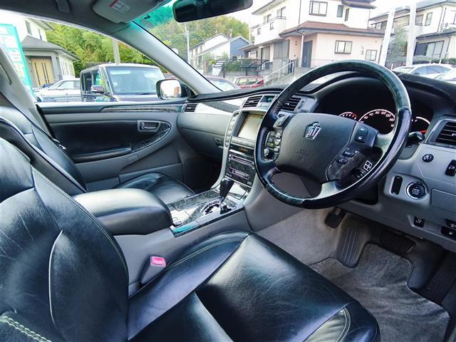 クラウン ロイヤルサルーン 純正ナビ/TV/CD/DVD/バックカメラ/クルーズコントロール/レザーシート/全席パワーシート/プッシュスタート/スマートキー/ETC/オートライト/革巻きステアリング/ABS/盗難防止装置(12枚目)