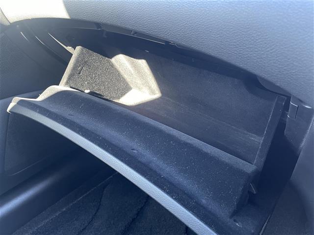 スカイライン ３５０ＧＴ　ハイブリッド　タイプＳＰ　純正ナビ／アラウンドビューモニター／黒レザーシート／パワーシート／シートヒーター／クルーズコントロール／ステアリングスイッチ／フルセグＴＶ／ＢＴ／ＣＤ／ＤＶＤ／ＥＴＣ／前後ドライブレコーダー（31枚目）