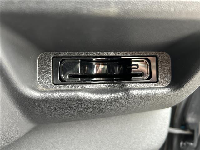 ハイエースワゴン GL 禁煙 4WD ベッドキット フローリングフロア ZERO break16インチ グッドイヤータイヤ ナビTV 後席モニター 電動スライド 黒木目インテリア コンビステア クリフォードセキュリティ(17枚目)