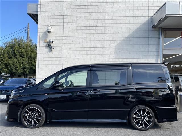 ヴォクシー ＺＳ　ＧＲスポーツ　ワンオーナー　禁煙　９型ナビＴＶ　プリクラッシュセーフティ　レーンキープ　両側電動ドア　バックドアイージークローズ　専用１８インチアルミ　ＬＥＤライト　オートハイビーム　専用ハーフレザーシート（3枚目）