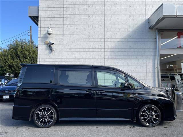 ヴォクシー ＺＳ　ＧＲスポーツ　ワンオーナー　禁煙　９型ナビＴＶ　プリクラッシュセーフティ　レーンキープ　両側電動ドア　バックドアイージークローズ　専用１８インチアルミ　ＬＥＤライト　オートハイビーム　専用ハーフレザーシート（5枚目）