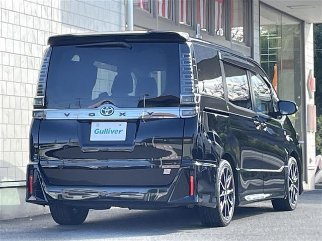 ヴォクシー ＺＳ　ＧＲスポーツ　ワンオーナー　禁煙　９型ナビＴＶ　プリクラッシュセーフティ　レーンキープ　両側電動ドア　バックドアイージークローズ　専用１８インチアルミ　ＬＥＤライト　オートハイビーム　専用ハーフレザーシート（7枚目）