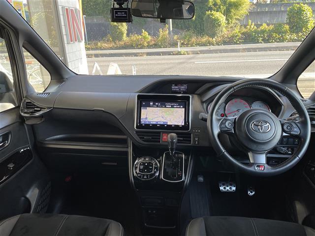 ヴォクシー ＺＳ　ＧＲスポーツ　ワンオーナー　禁煙　９型ナビＴＶ　プリクラッシュセーフティ　レーンキープ　両側電動ドア　バックドアイージークローズ　専用１８インチアルミ　ＬＥＤライト　オートハイビーム　専用ハーフレザーシート（9枚目）