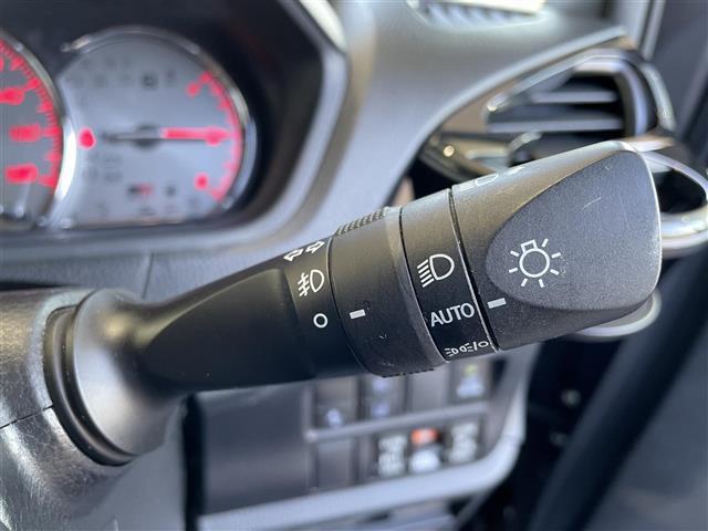 ヴォクシー ＺＳ　ＧＲスポーツ　ワンオーナー　禁煙　９型ナビＴＶ　プリクラッシュセーフティ　レーンキープ　両側電動ドア　バックドアイージークローズ　専用１８インチアルミ　ＬＥＤライト　オートハイビーム　専用ハーフレザーシート（18枚目）