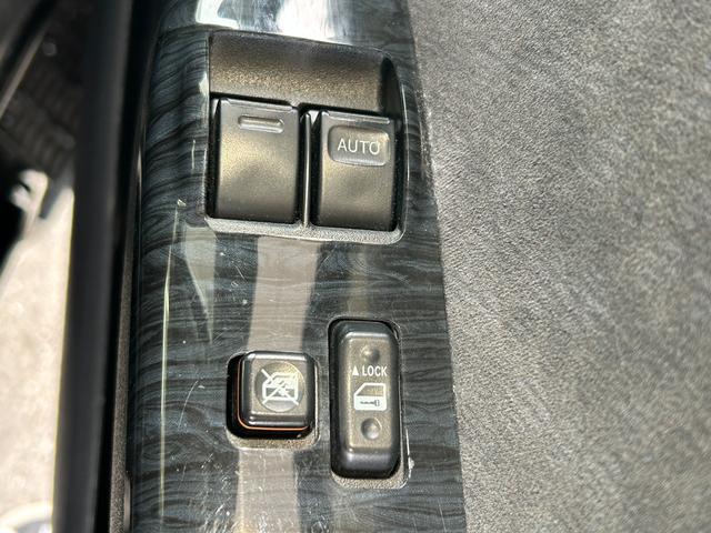 ハイエースワゴン ＧＬ　１オナ　禁煙　４ＷＤ　ベッドキット　フローリングフロア　ＺＥＲＯ　ｂｒｅａｋ１６インチ　グッドイヤータイヤ　ナビ　後席モニター　電動スライド　黒木目インテリア　コンビステア　クリフォードセキュリティ（26枚目）