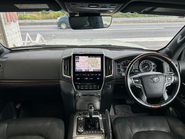 ランドクルーザー ZX 後期 禁煙 純正エアロキット メーカーナビ 後席モニタ 後期・禁煙・純正エアロキット・メーカーナビ・パノラミックビューモニター・後席モニター・ブラインドスポット・サンルーフ・レザー・シートヒーター/クーラー・ステアヒーター・衝突軽減・追従クルコン(13枚目)