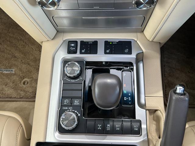 ランドクルーザー AX Gセレクション 後期 禁煙 メーカーナビ ベージュ革 後期・禁煙・メーカーナビ・パノラミックビュー・ベージュレザー・シートヒーター・ステアリングヒーター・ウッドコンビステア・衝突軽減・追従クルコン・クロールコントロール・センターデフロック・LEDライト(19枚目)