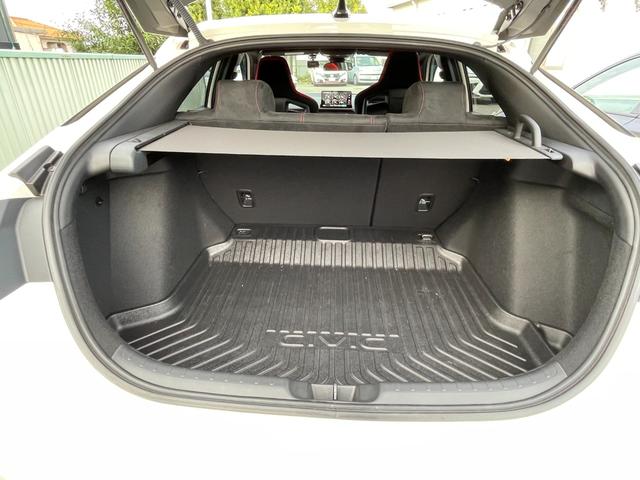 シビック タイプＲ　ターボ　６ＭＴ　ナビＴＶ　７５１８ｋｍ　ワンオーナー　禁煙　７５１８ｋｍ　６ＭＴ　ターボ　ナビＴＶ　バックカメラ　ＢＳＭ　追従クルコン　衝突軽減　レーンキープ　ＵＳＢ　Ｂｌｕｅｔｏｏｔｈ　ＬＥＤライトＦＲドラレコ　ＥＴＣ　スペアキー（36枚目）