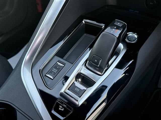 ３００８ ＧＴ　ブルーＨＤｉ　正規ディーラー車／禁煙／１オーナー／８インチタッチスクリーンナビ／フルセグ／Ｂ・左Ｓカメラ／ＥＴＣ／前後ドラレコ／ワイヤレス充電／黒半革／マッサージ機能付き／シートヒーター／ＰＢＤ／ＡＤＡＳ（7枚目）