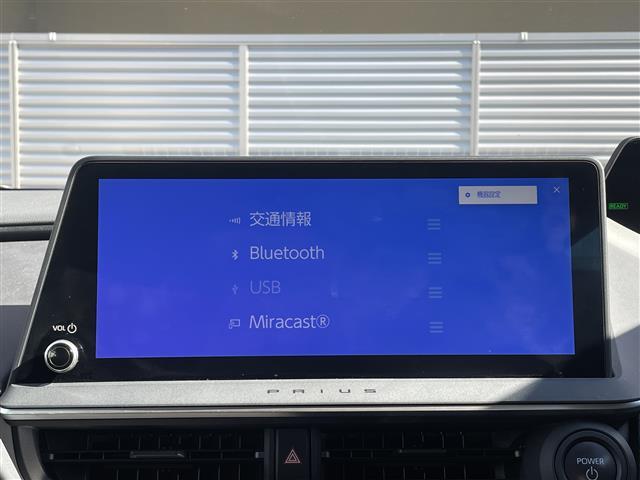 プリウス Ｚ　ワンオーナー　１２．３インチディスプレイオーディオ　パノラミックビュー　フルセグＴＶ　スマホ連携　デジタルインナーミラー　ＢＳＭ　前後ドラレコ　革シート　トヨタセーフティーセンス　ワイヤレス充電器（6枚目）