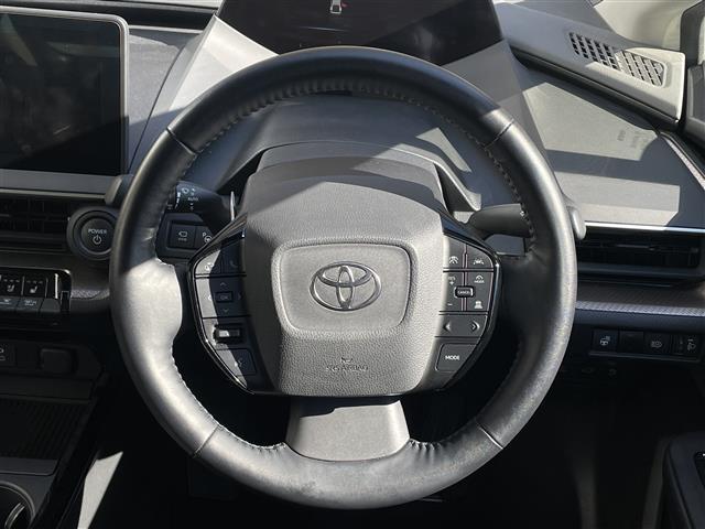 プリウス Ｚ　ワンオーナー　１２．３インチディスプレイオーディオ　パノラミックビュー　フルセグＴＶ　スマホ連携　デジタルインナーミラー　ＢＳＭ　前後ドラレコ　革シート　トヨタセーフティーセンス　ワイヤレス充電器（10枚目）