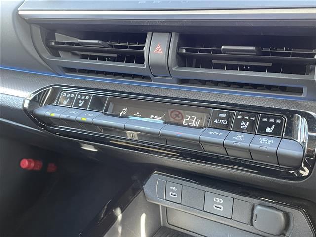 プリウス Ｚ　ワンオーナー　１２．３インチディスプレイオーディオ　パノラミックビュー　フルセグＴＶ　スマホ連携　デジタルインナーミラー　ＢＳＭ　前後ドラレコ　革シート　トヨタセーフティーセンス　ワイヤレス充電器（13枚目）