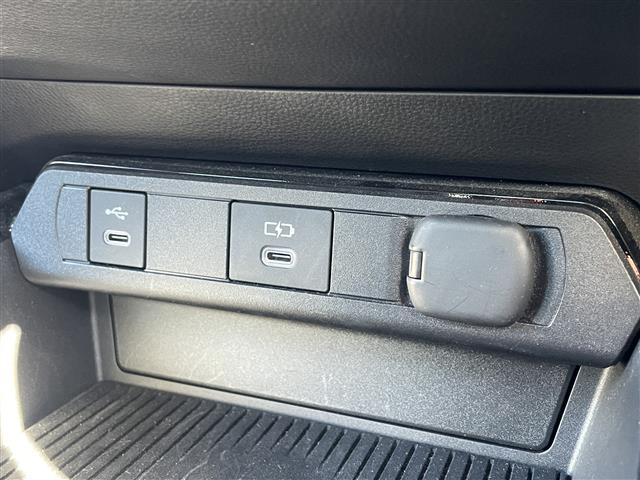 プリウス Ｚ　ワンオーナー　１２．３インチディスプレイオーディオ　パノラミックビュー　フルセグＴＶ　スマホ連携　デジタルインナーミラー　ＢＳＭ　前後ドラレコ　革シート　トヨタセーフティーセンス　ワイヤレス充電器（20枚目）