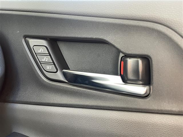 プリウス Ｚ　ワンオーナー　１２．３インチディスプレイオーディオ　パノラミックビュー　フルセグＴＶ　スマホ連携　デジタルインナーミラー　ＢＳＭ　前後ドラレコ　革シート　トヨタセーフティーセンス　ワイヤレス充電器（22枚目）