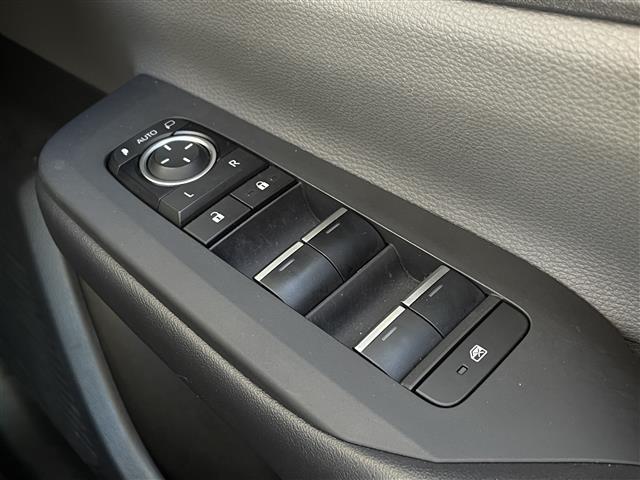 プリウス Ｚ　ワンオーナー　１２．３インチディスプレイオーディオ　パノラミックビュー　フルセグＴＶ　スマホ連携　デジタルインナーミラー　ＢＳＭ　前後ドラレコ　革シート　トヨタセーフティーセンス　ワイヤレス充電器（23枚目）